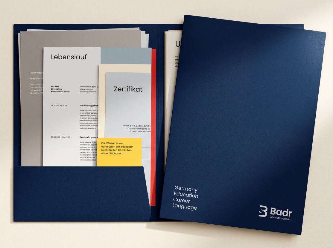 حافظة مستندات تحمل علامة بدر